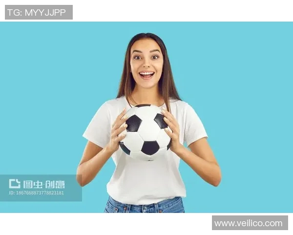 白色T恤下的足球明星风采与时尚碰撞的精彩瞬间